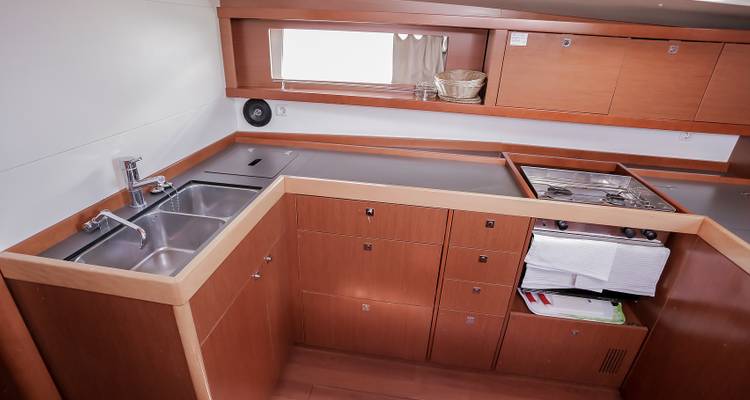 Interieur van een goed uitgeruste houten keuken op een boot