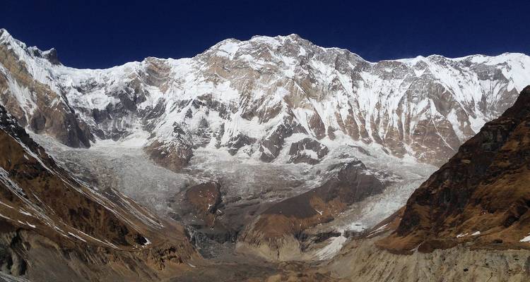 Close-up van besneeuwde bergtoppen.