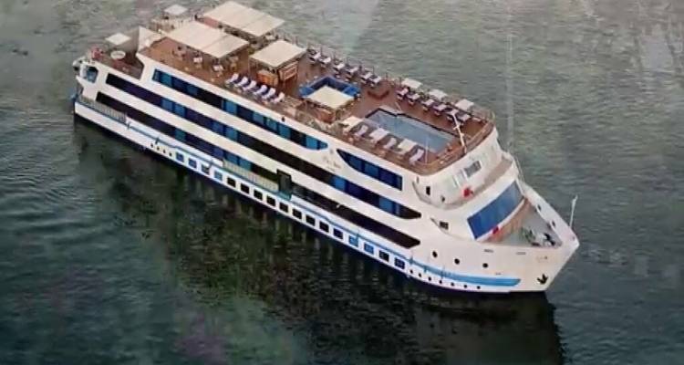 Luxus-Flusskreuzfahrtschiff segelt auf ruhigem Wasser.