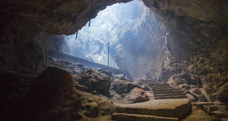 In einer Höhle mit durchschimmerndem Licht.