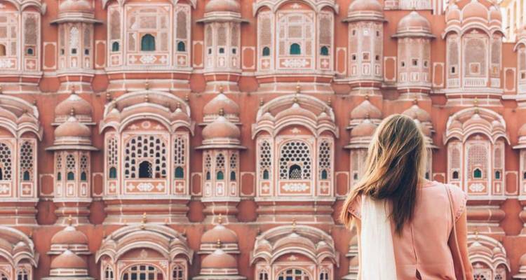 Woman looking at the Hawa Mahal palace.