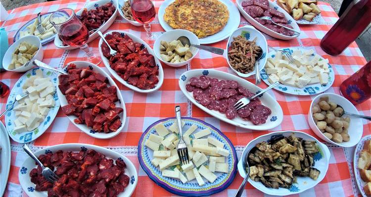 Traditionele uitstalling van verschillende voedselwaren op een geruit tafelkleed