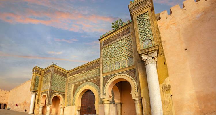 Prunkvolles Stadttor mit kunstvoller Fliesenarbeit und Bögen.