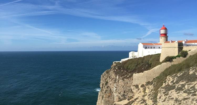 Un phare perché sur des falaises le long d'un littoral accidenté.