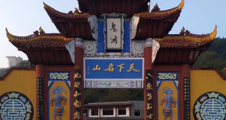 Dekoratives chinesisches Tor mit kunstvollen Schnitzereien und blauem Himmel.