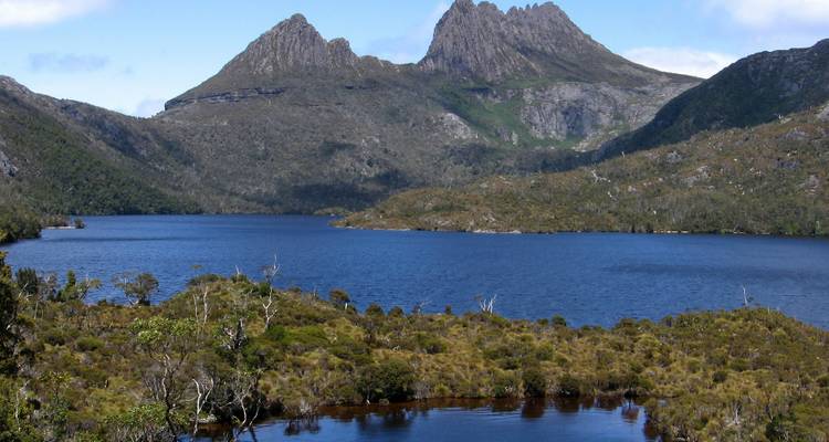 Cradle Mountain avec un lac au premier plan.