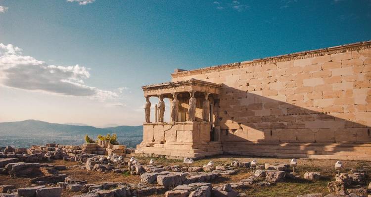 Le temple de l'Érechthéion avec ses célèbres Cariatides sur l'Acropole, dominant le paysage.
