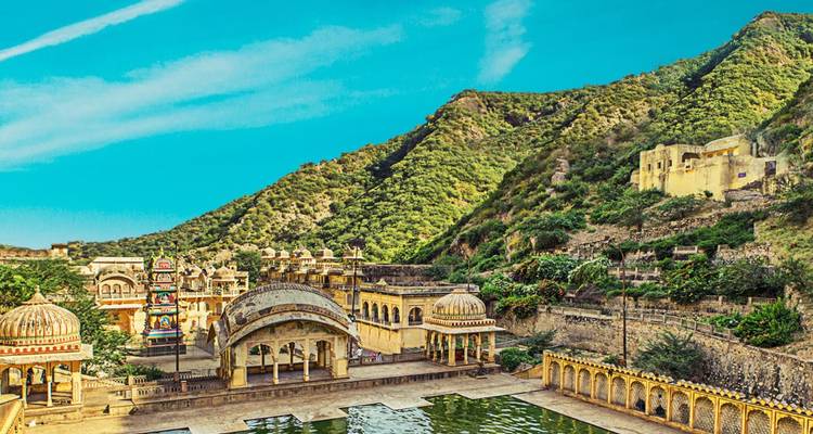 Kulturerbestätte umgeben von Hügeln und Grün.