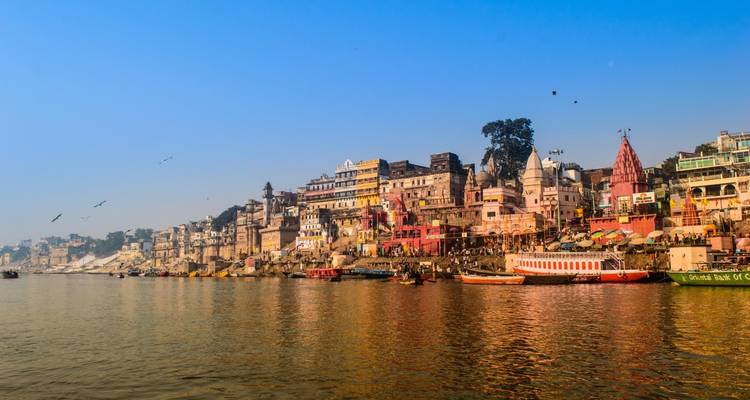 Varanasi-Ghats mit Booten und Vögeln am Ganges-Fluss.