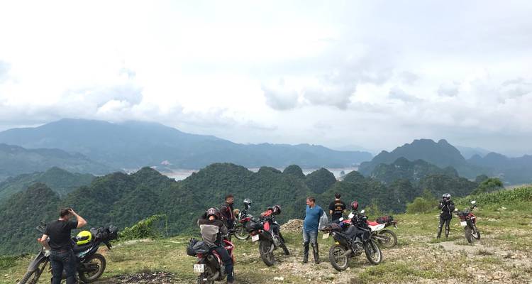 Motorrijders nemen een pauze met een schilderachtig uitzicht op de bergen.