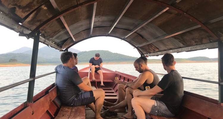 Mensen die op een boot op een meer zitten, ontspannen.