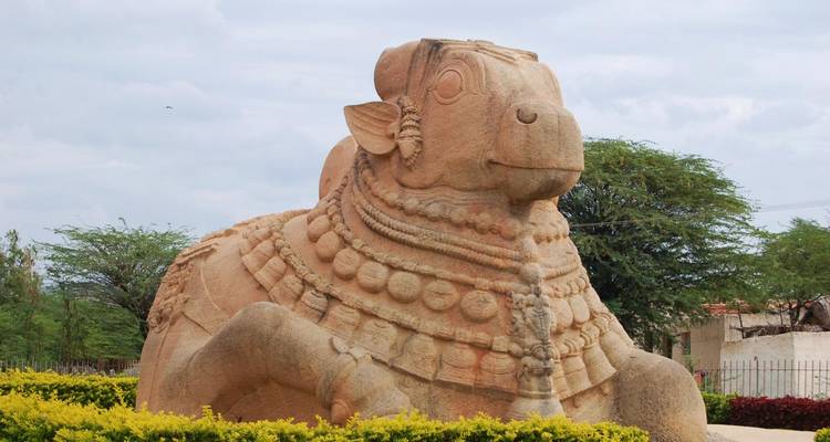 Große Steinstatue eines Nandi-Bullen in einer Gartenumgebung