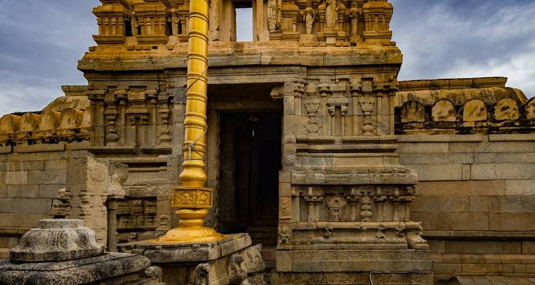 Antike Steintempelfassade mit einer goldenen Säule