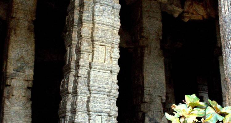 Nahaufnahme von strukturierten Steinsäulen in dunkler Umgebung
