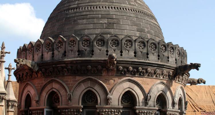 Nahaufnahme einer verzierten Kuppel mit gotischen Architekturdetails.