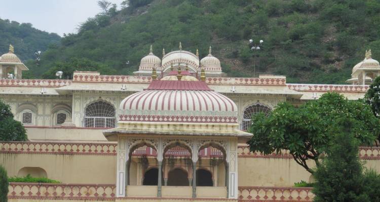 Eleganter architektonischer Pavillon mit Hügeln im Hintergrund.