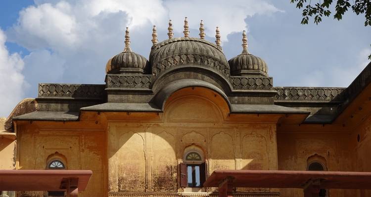 Nahaufnahme von verzierter Architektur unter einem hellen Himmel in Jaipur, Indien.