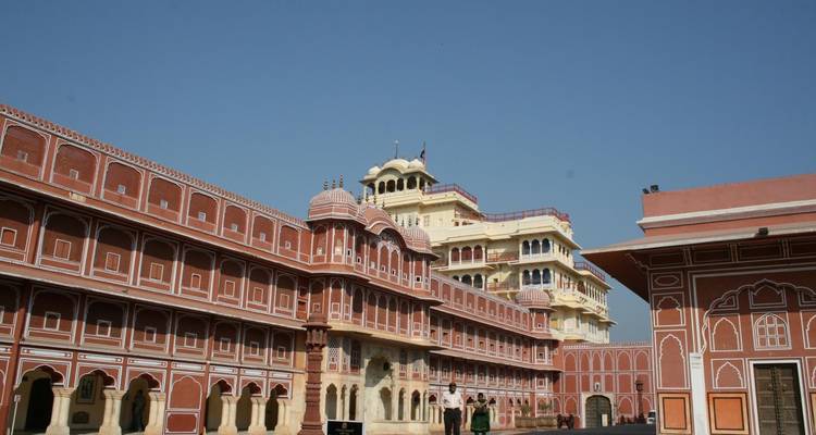 Stadspaleis in Jaipur met sierlijke architectuur.