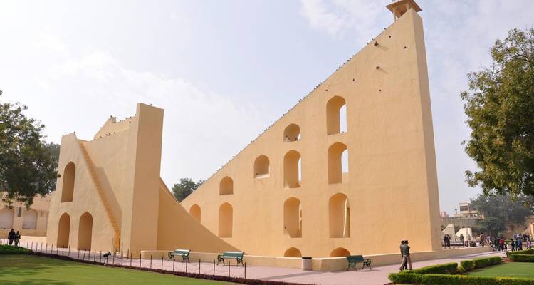Jantar Mantar observatorium in Jaipur, met grote instrumenten.