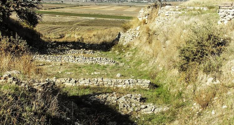 Trockene, grasbewachsene Gräben und Steinmauern der antiken Stadt Troja