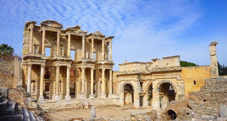 Prächtige Ruinen der Bibliothek des Celsus in Ephesus, strahlend unter einem klaren blauen Himmel