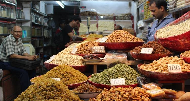 Marktkraam met verschillende gedroogde vruchten en noten.