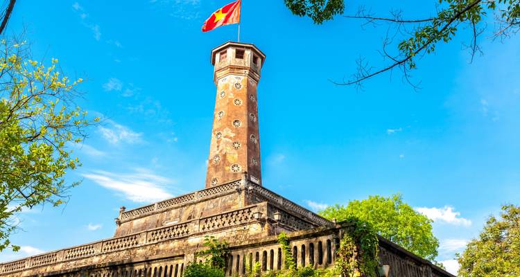 Oude vlaggentoren met een Vietnamese vlag die wappert.