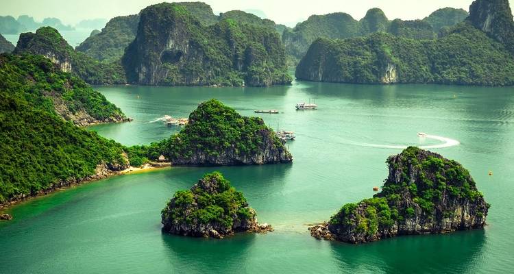 Panoramablick auf die Inseln und das Wasser der Ha-Long-Bucht