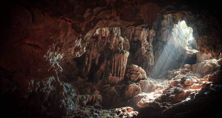 In einer Höhle mit hereinströmendem Sonnenlicht