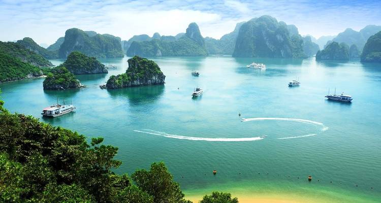 Luftaufnahme von Booten und Felsformationen in der Halong-Bucht