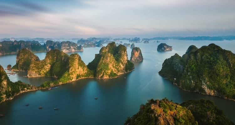 Luftpanoramablick auf die Halong-Bucht in Vietnam