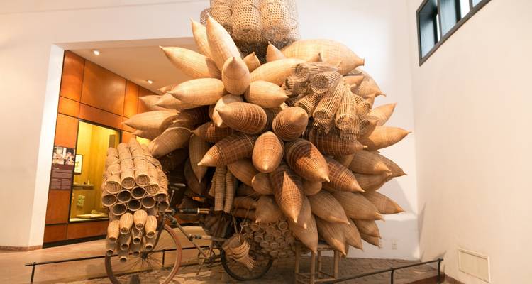 Museumtentoonstelling met traditionele vlechtwerk op een fiets.