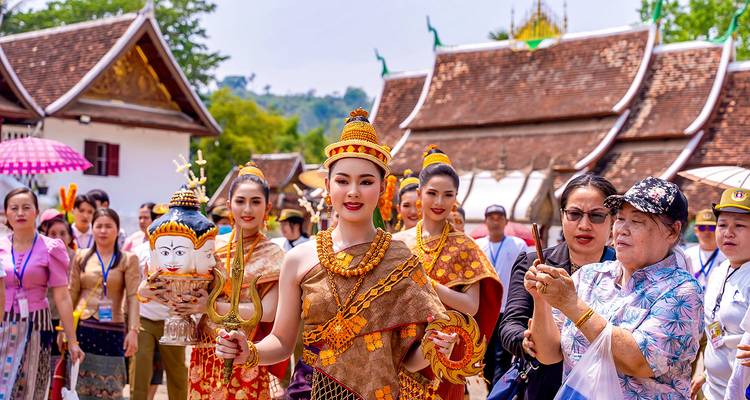 Festival met deelnemers in uitgebreide traditionele kostuums en toeschouwers.