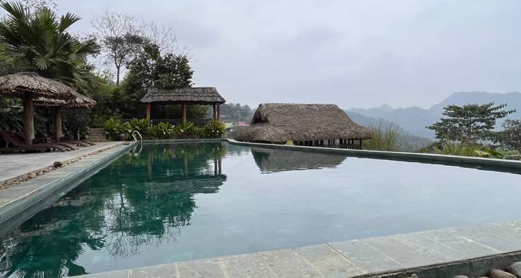 Buitenzwembadgedeelte met schilderachtig uitzicht op de bergen.