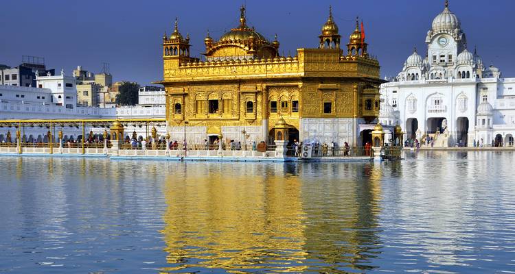 Templo Dorado en Amritsar reflejándose en el estanque sagrado.