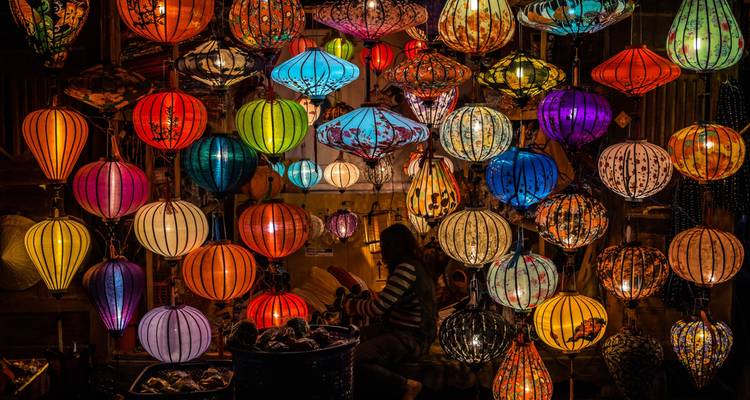Lebhaft gefärbte Laternen hingen in einem Geschäft.