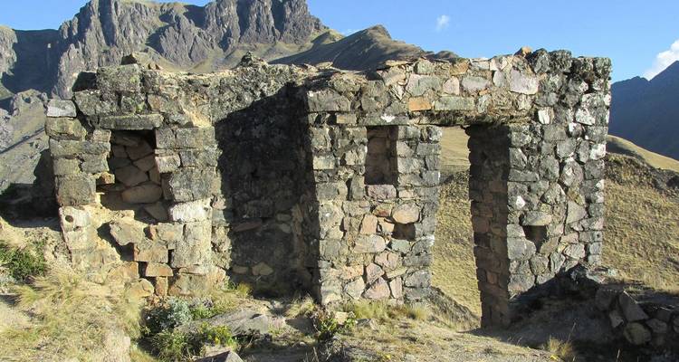 Stenen ruïnes met bergachtergrond