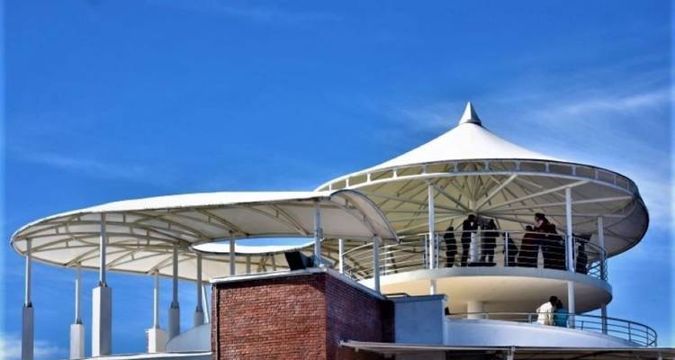 Moderne Struktur mit Menschen auf einer Aussichtsplattform.