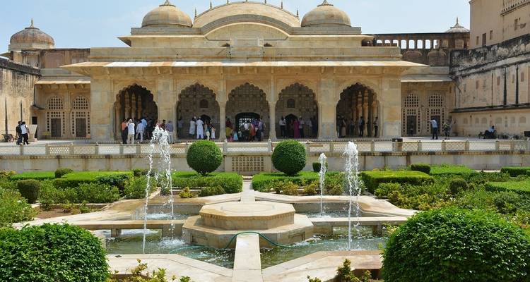 Springbrunnen und Landschaftsgarten vor einem historischen Palast