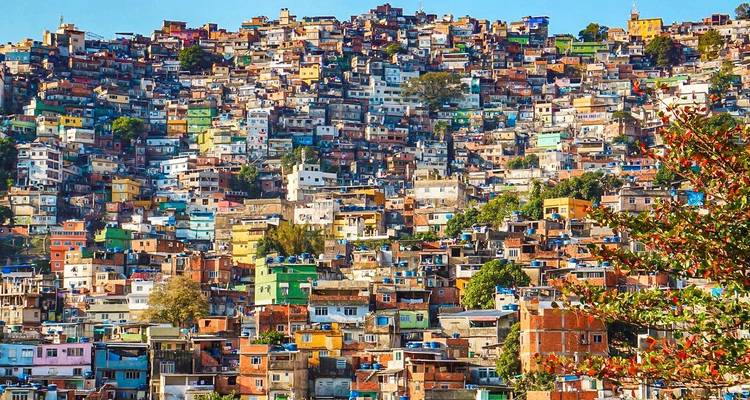Favelas densamente pobladas en Río de Janeiro apiladas en una ladera.
