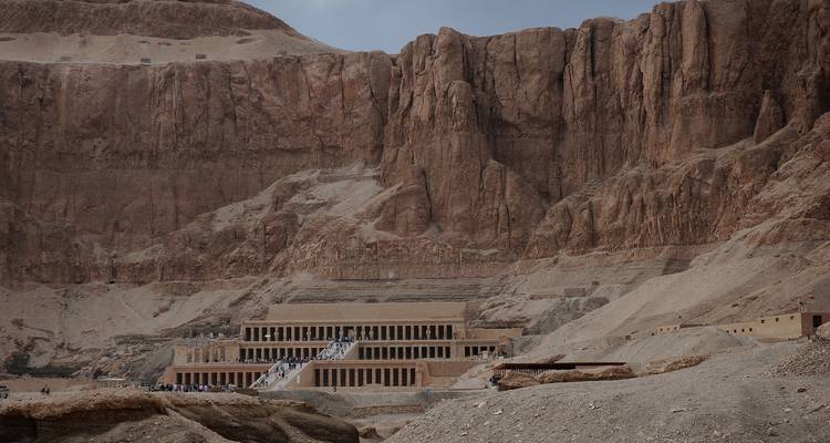 Tempel van Hatshepsut tegen een achtergrond van kliffen.