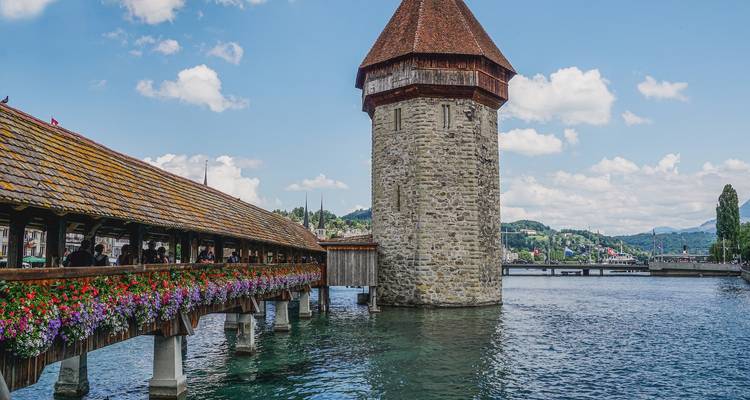 Kapelbrug en Watertoren in Luzern over de rivier.