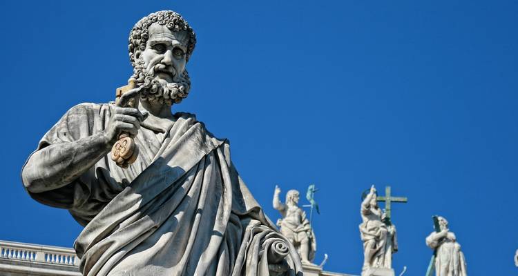 Standbeeld van Sint-Petrus met sleutels in Vaticaanstad.