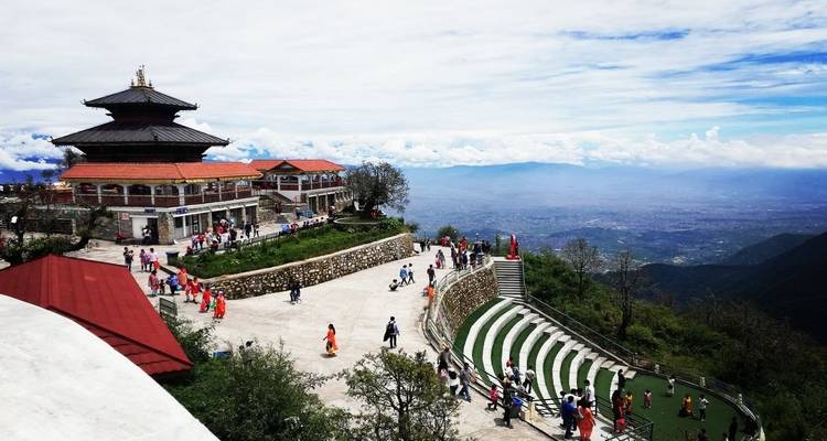 Ein großer Touristenkomplex auf einem Hügel mit Panoramablick.