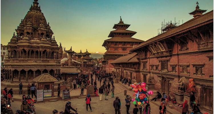 Historischer Platz mit traditioneller Architektur und Menschen, die umhergehen.