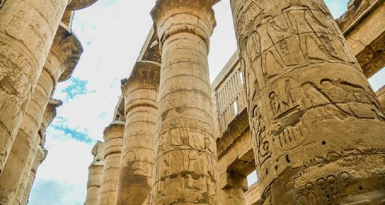 Altägyptische Säulen mit Hieroglyphen.