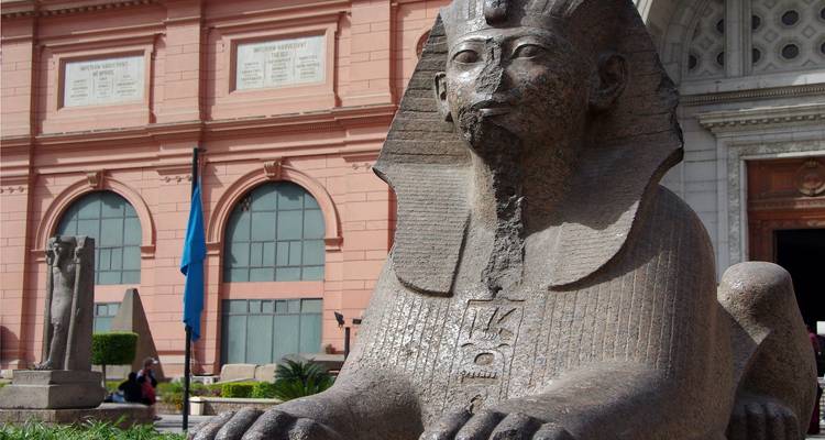 Sfinxbeeld voor een museum.