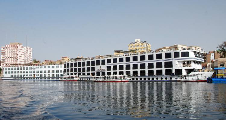 Groot cruiseschip aangemeerd aan de Nijl.