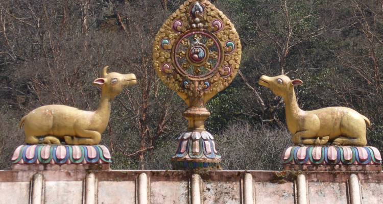 Statues de cerfs avec un emblème décoratif sur un toit.