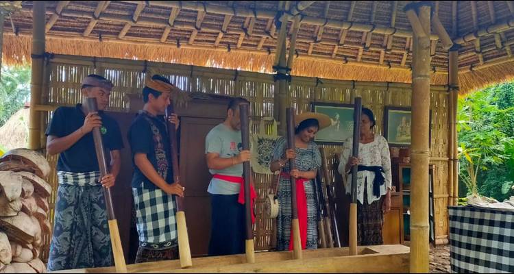 Gruppe, die sich in einem kulturellen Umfeld an traditionellen Aktivitäten beteiligt.